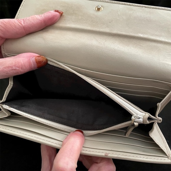 Gucci Vintage long snap closure wallet. Callouts some rubbing on the sides - Picture 8 of 9